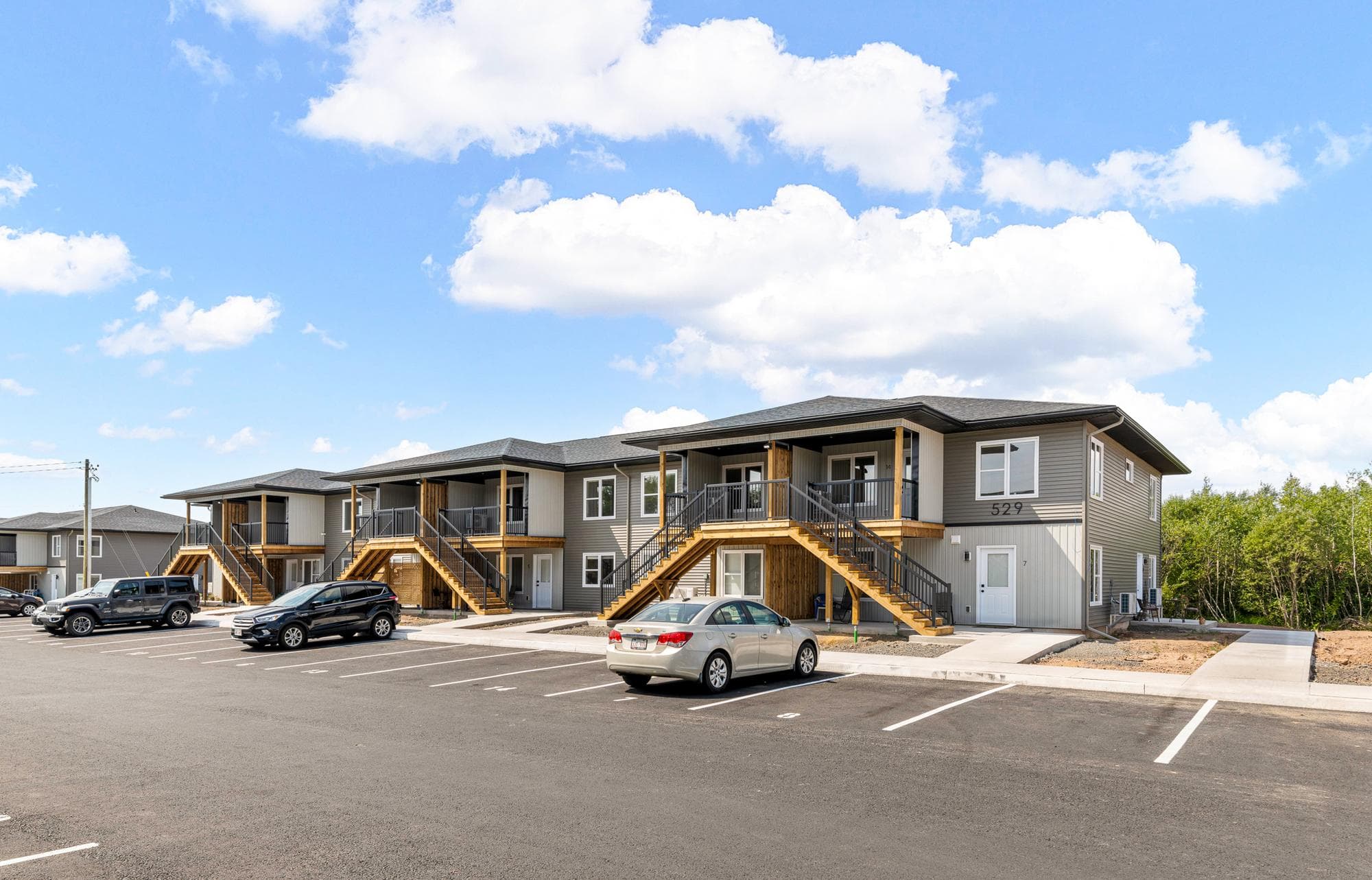 525/529/541/545 Pine Glen